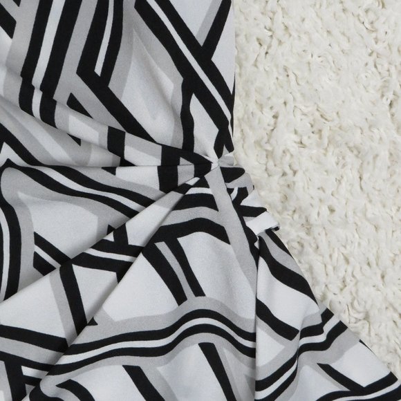 New York & Company* Women's Sleeveless Boat Neck Curved Hem Blouse Size~ XS - Picture 5 of 9